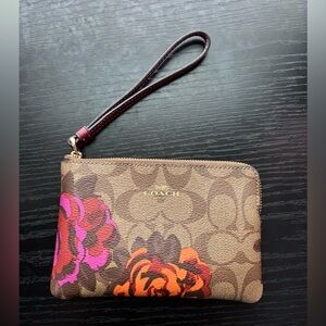 NWT Coach Logo Jumbo Floral Wristlet